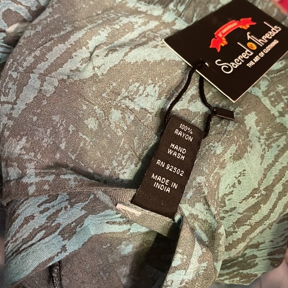 NWT.  BLOUSE by Sacred Threads.  LG/GR/GR01.  222427 - Picture 4 of 5